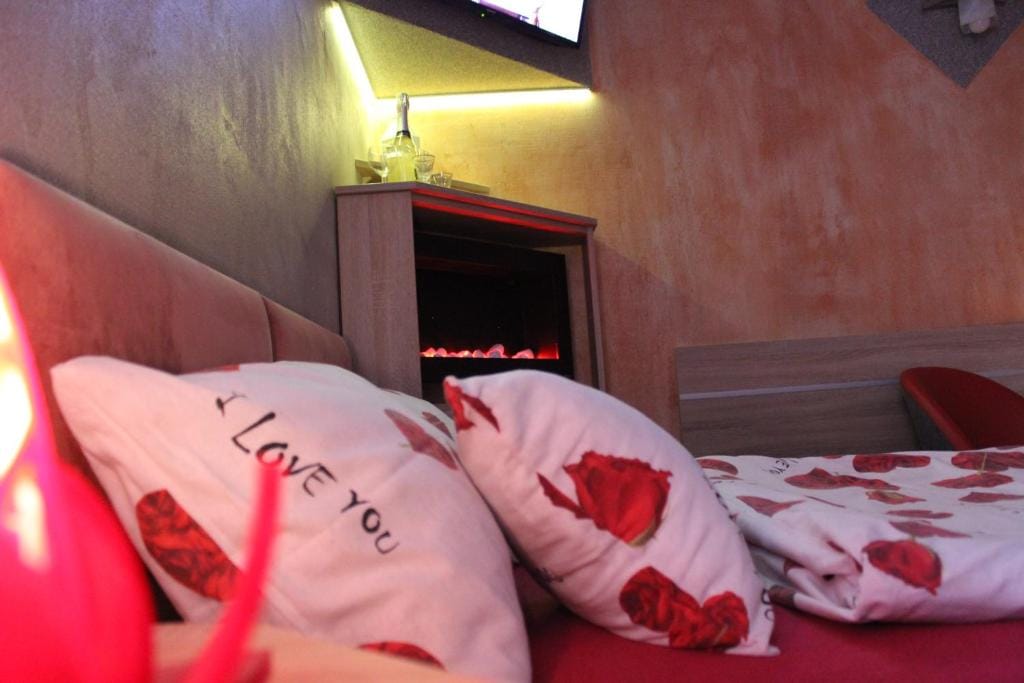 Ciepłe wnętrze pokoju z dekoracyjnym kominkiem w Klinkierowej Komnacie w Gnieźnie